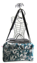 Charger l'image dans la galerie, Vanity XXL/ Lunch bag isotherme "Fleurs tropicales" dessus paillette noir en 20x30x25 (Disponible de suite)