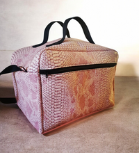 Charger l'image dans la galerie, Mallette Infirmière Libérale Pippin 25x35x25 "Dragon rose bonbon " (Livraison MAI 2026) https://bb-bullyshop.com