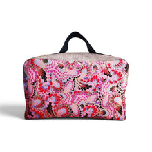 Charger l'image dans la galerie, Vanity XXL en tissu japonais "Plumes de paon rose" en 20x30x25 (Livraison NOVEMBRE 2026)